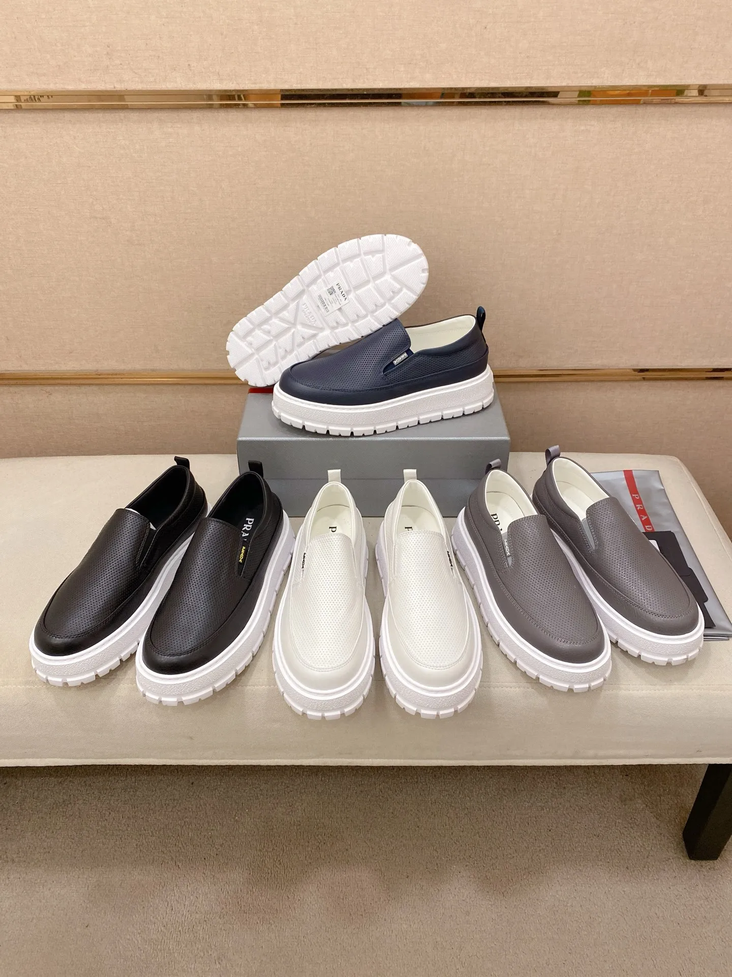 Men's shoes 💰 580💰 ✔️✔️✔️High version High-quality new PRADA (Prada) counters are launched simultaneously, new men's shoes, 😘fabrics are selected from first-layer cowhide fabrics. Lining: Imported cowhide leather lining. 👍🏿High-end☄️Open-molded non-slip rubber outsole, exquisite lines, simple and elegant, comfortable and high-end for leisure travel. Code number: 38 to 45